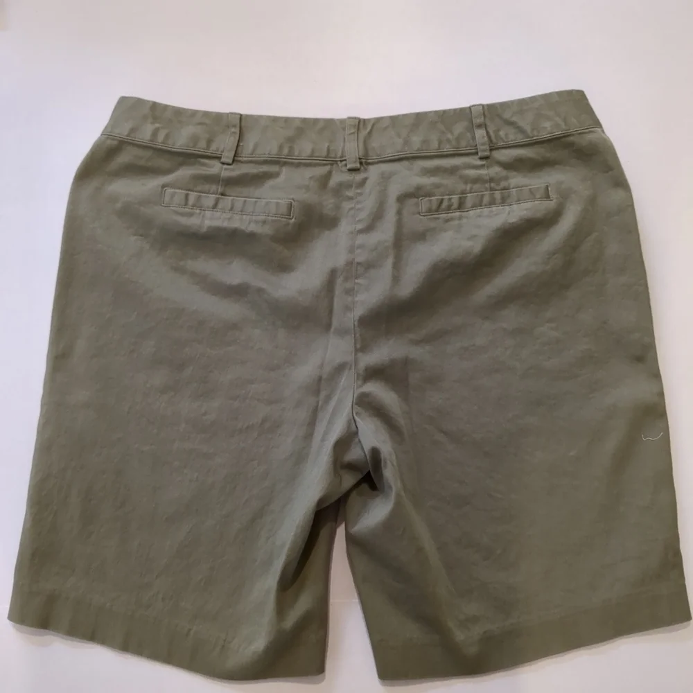 Michael Kors green Bermuda zipper pocket shorts , size 6